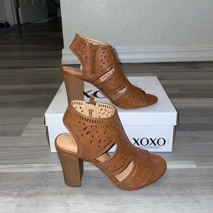 Chunky tan heels